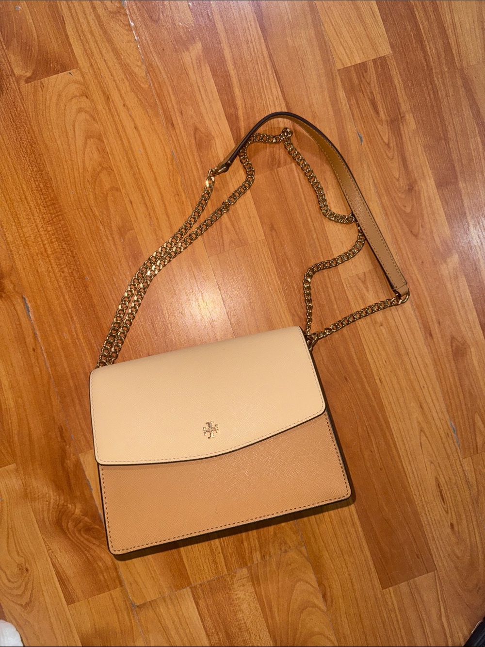 TORYBURCH EmersoneTwo-Tone Beige Crossbody Bag with Gold Chain Strapi